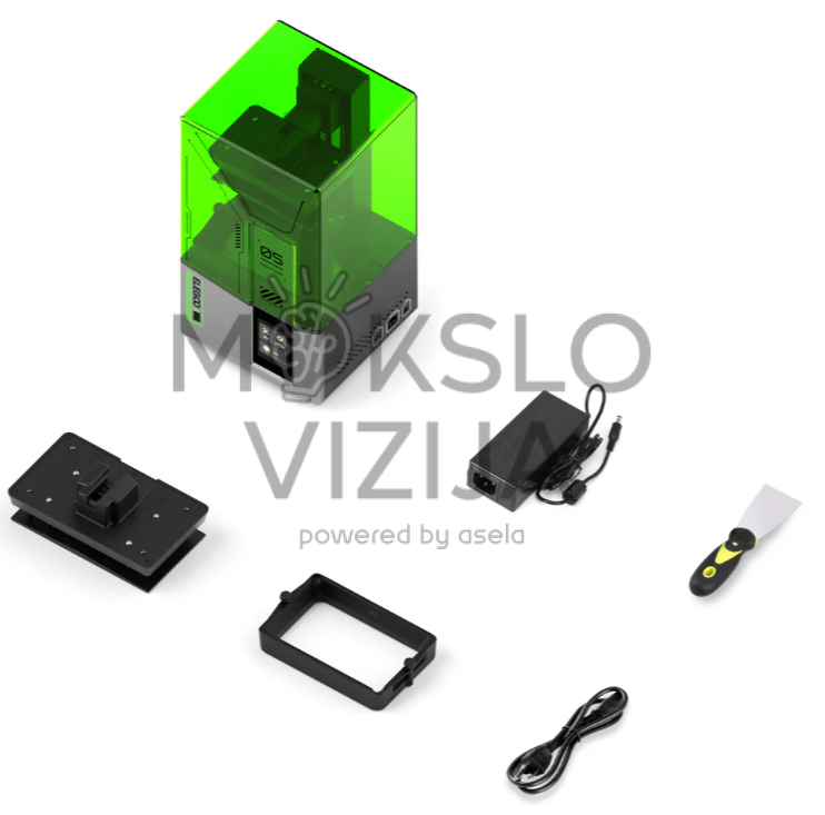 Resin 3D spausdintuvas su žaliu gaubtu ir šalia išdėliotu maitinimo adapteriu, mentele, platforma ir papildomais komponentais ant balto fono