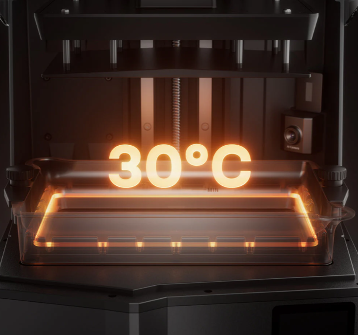 Resin 3D spausdintuvo vidinė kamera su dervos talpa ir pažymėta 30 °C temperatūra, rodanti dervos pašildymo funkciją