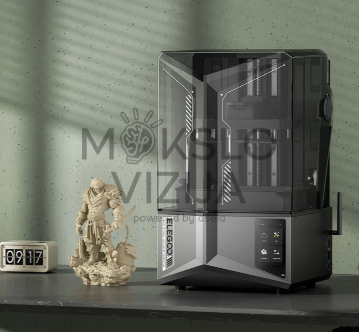 LCD resin 3D spausdintuvas su tamsintu dangčiu ant stalo, šalia detalus atspausdintas figūros modelis