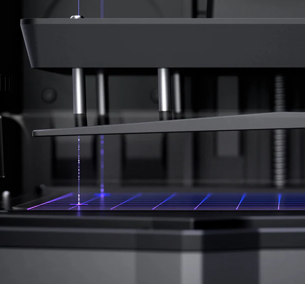 Resin 3D spausdintuvo platformos lygiavimo vaizdas su lazerio linijomis, rodančiomis tikslų nustatymą