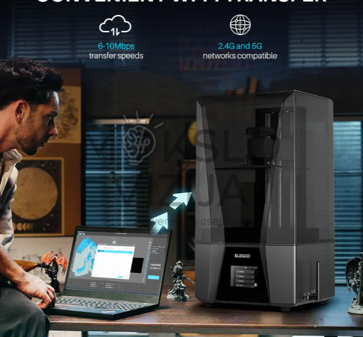 Dervinis 3D spausdintuvas ant stalo su Wi-Fi antena, šalia kompiuterio, palaikantis 2,4G ir 5G tinklus bei greitą failų perdavimą.