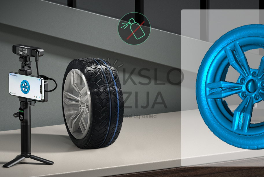 Rankinis 3D skeneris su telefonu ant trikojo skenuoja automobilio ratą, šalia matomas suformuotas mėlynas 3D modelis.