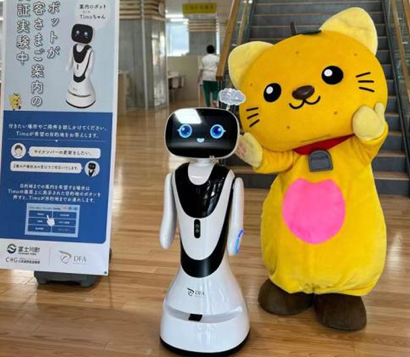 Dirbtinio intelekto serviso robotas prekybos centre su liečiamu ekranu ir balso sąveika, skirtas klientų aptarnavimui ir informacijos teikimui.