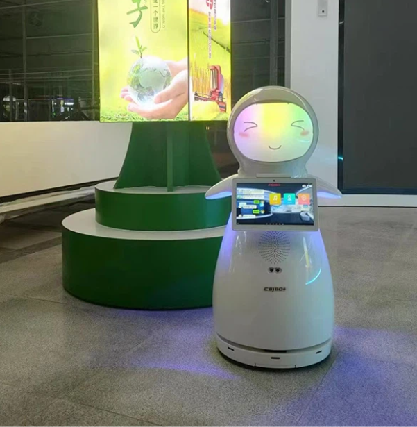 Išmanus mobilus informacinis robotas prekybos centre su ekranu ir autonomine navigacija klientų aptarnavimui.