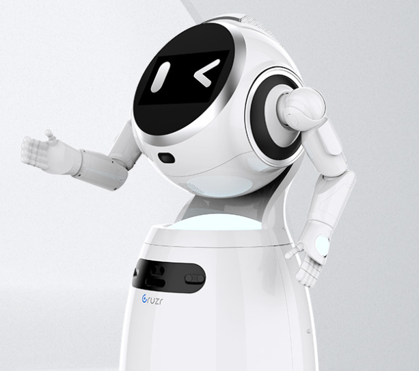 Baltas humanoidinis serviso robotas su juodu skaitmeniniu ekranu vietoje veido ir ištiesta ranka, pavaizduotas šviesiame fone.