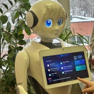 Humanoidinis serviso robotas su liečiamu ekranu ir balso valdymu, skirtas lankytojų informavimui ir palydėjimui viešosiose erdvėse.