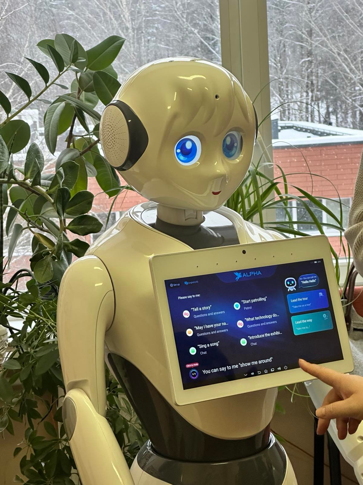 Humanoidinis serviso robotas su liečiamu ekranu ir balso valdymu, skirtas lankytojų informavimui ir palydėjimui viešosiose erdvėse.