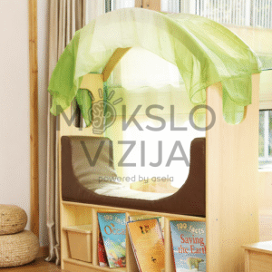 Vaikų skaitymo kampelis su minkšta sėdėjimo vieta ir tekstiliniu stogeliu prie lango
