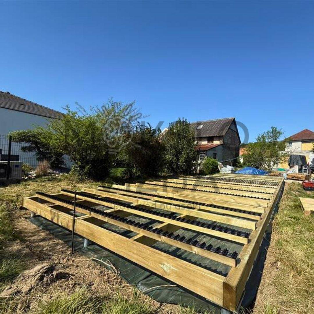Medinė platforma šiltnamiui su sraigtiniais pamatais ir paruošta konstrukcija