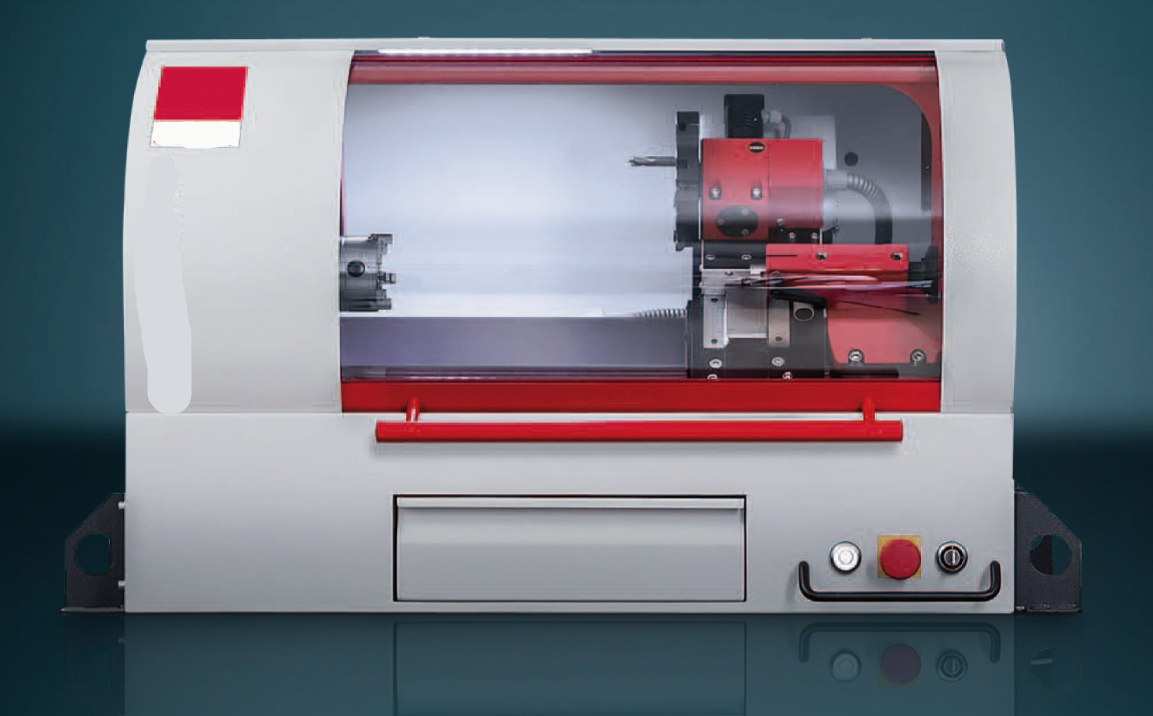 CNC mokymo tekinimo centras Concept Turn 60 su apsauginiu korpusu, įrankių revolverine galvute, ruošinio tvirtinimo sistema ir kompiuterine CNC valdymo stotimi mokymo laboratorijoms.