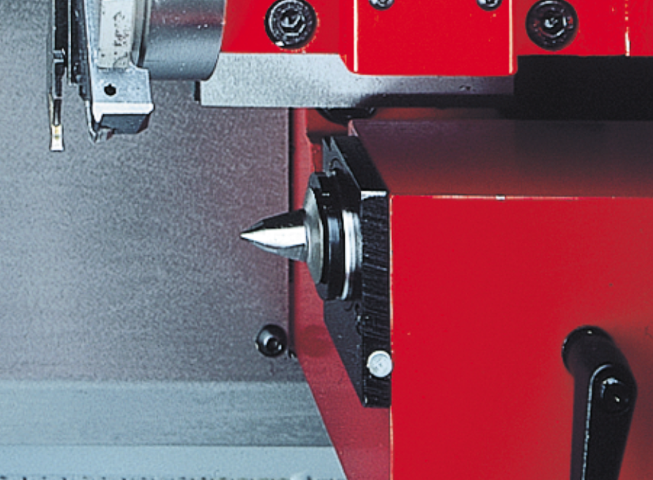 CNC tekinimo centro darbo zona su įrankių revolverine galvute ir galine atrama, skirta ruošinio stabilizavimui ir tiksliam CNC metalo tekinimui mokymo laboratorijose.