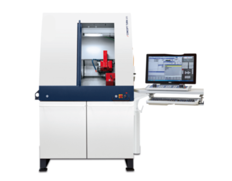 CNC mokymo tekinimo centras su apsauginiu korpusu ir kompiuterine CNC valdymo stotimi su monitoriumi ir klaviatūra, naudojamas CNC technologijų mokymui.