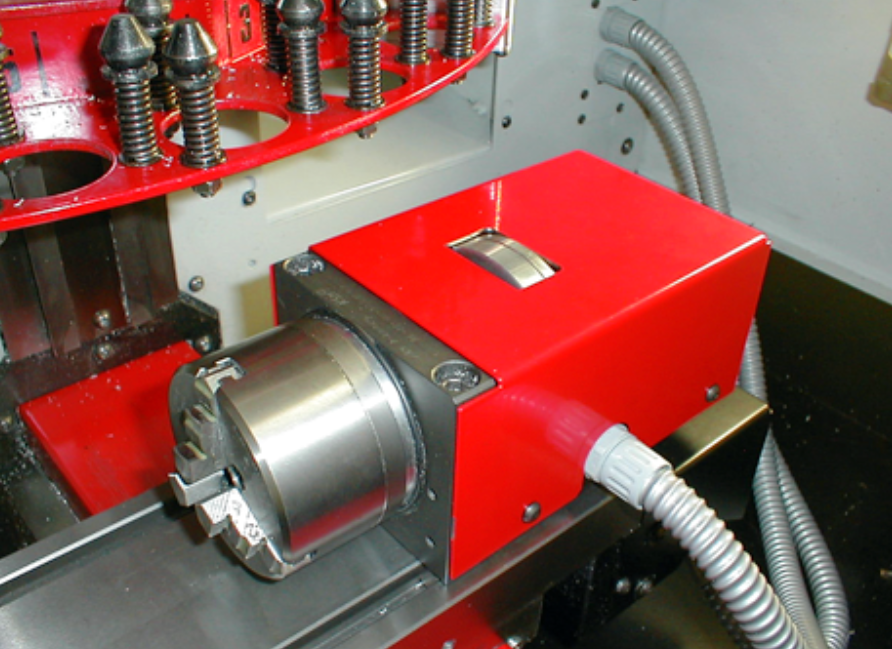 CNC frezavimo centro automatinė įrankių keitimo sistema su įrankių magazinu ir ruošinio tvirtinimo mechanizmu.