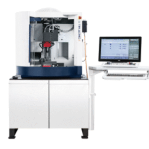 CNC mokymo frezavimo centras su apsauginiu korpusu ir kompiuterine CNC valdymo stotimi su monitoriumi ir klaviatūra technologijų mokymo laboratorijoms.