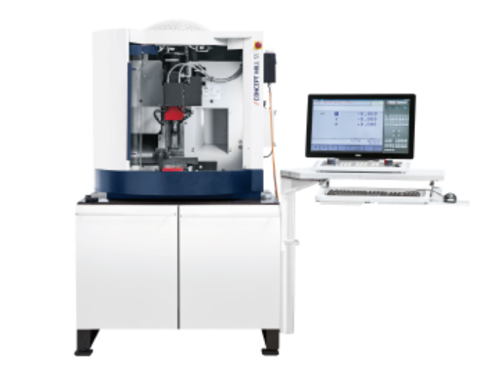 CNC mokymo frezavimo centras su apsauginiu korpusu ir kompiuterine CNC valdymo stotimi su monitoriumi ir klaviatūra technologijų mokymo laboratorijoms.