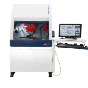 CNC mokymo frezavimo centras su apsauginiu korpusu ir kompiuterine CNC valdymo stotimi su monitoriumi ir klaviatūra technologijų mokymo laboratorijoms.