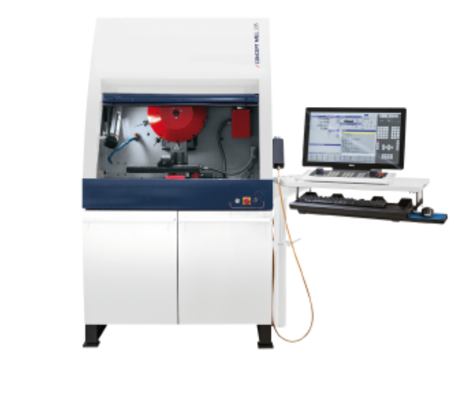 CNC mokymo frezavimo centras su apsauginiu korpusu ir kompiuterine CNC valdymo stotimi su monitoriumi ir klaviatūra technologijų mokymo laboratorijoms.