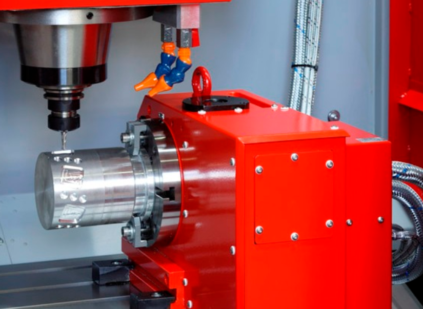 CNC frezavimo centro ketvirtoji ašis su ruošinio tvirtinimo griebtuvu sudėtingiems apdirbimo procesams.