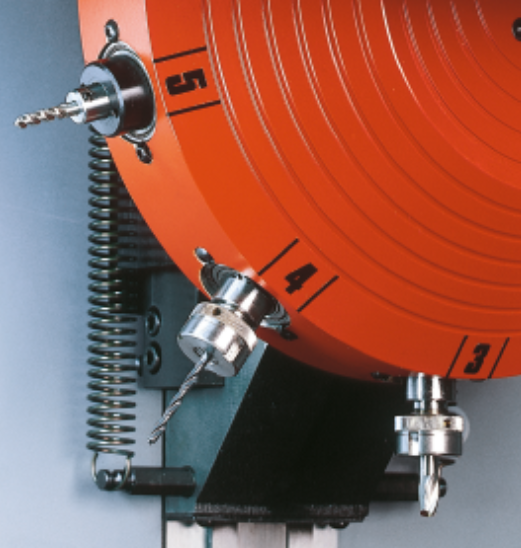 CNC frezavimo centro įrankių magazinas su keliais frezavimo įrankiais automatiniam įrankių keitimui.