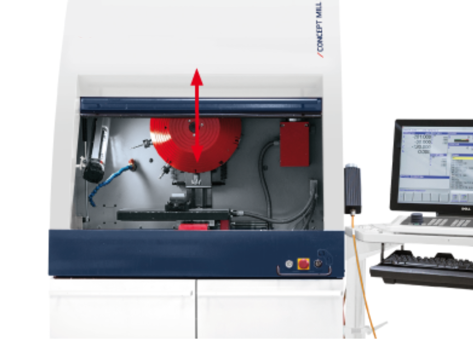 CNC frezavimo centro darbo kamera su vertikalia suklio judėjimo kryptimi ir frezavimo darbo zona.
