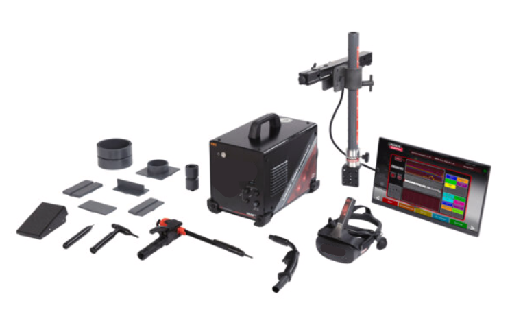 Virtualios realybės suvirinimo treniruoklio komplektas su VR šalmu, suvirinimo degikliu, valdymo moduliu ir mokymo programine įranga.