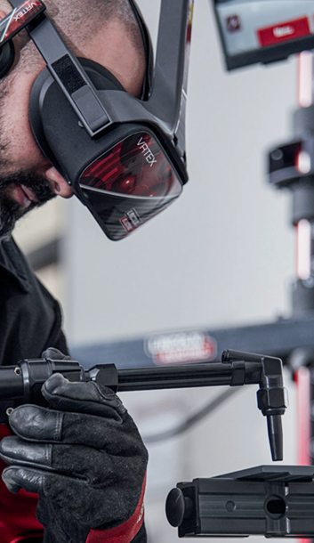 Suvirinimo mokymo treniruoklis su virtualios realybės šalmu ir simuliuotu suvirinimo degikliu profesinio mokymo laboratorijoje.