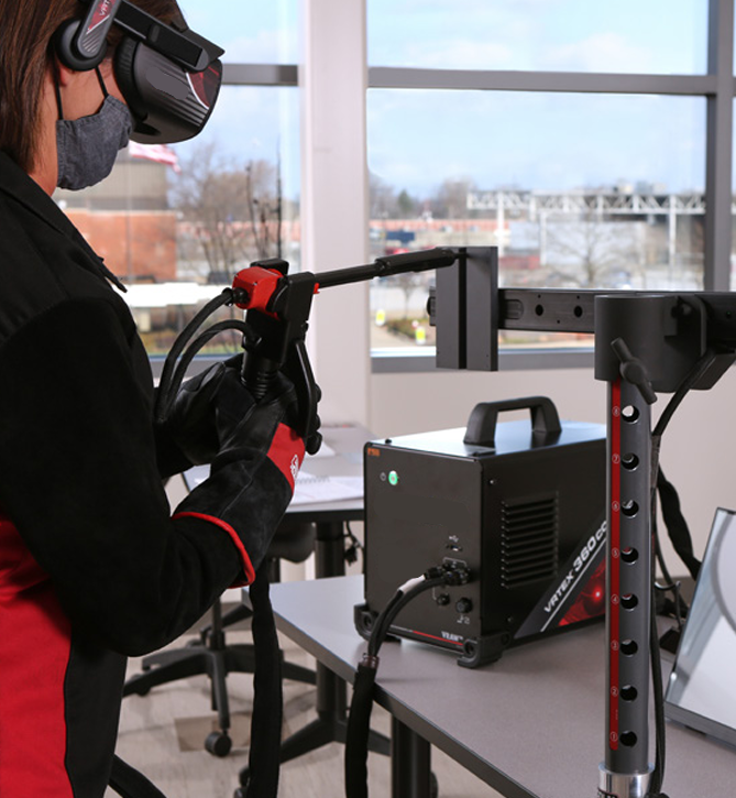 Virtualios realybės suvirinimo sistemos degiklis ir VR įranga suvirinimo technologijų mokymui.