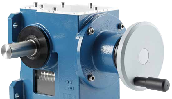 Mechanikos mokymo įrankių rinkinys su replėmis, atsuktuvu ir veržliarakčiu pavarų technologijos mokymui.