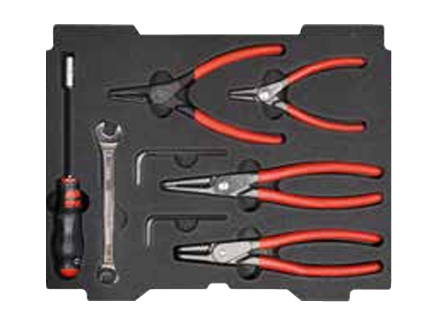 Mechanikos mokymo rinkinio komponentai plastikiniuose transportavimo dėkluose su putplasčio įdėklais.