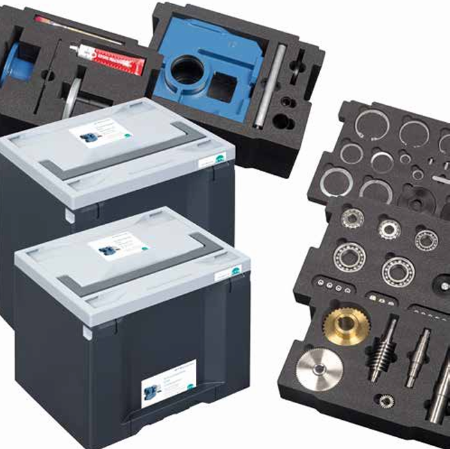 Planšetinis kompiuteris su papildytos realybės mechanikos mokymo programa ir sliekinės pavaros modeliu.