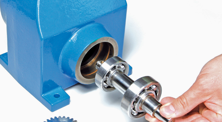 Kūginių krumpliaračių pavaros komponentai su krumpliaračiais, velenais, guoliais ir korpusu mechanikos mokymo laboratorijoms.