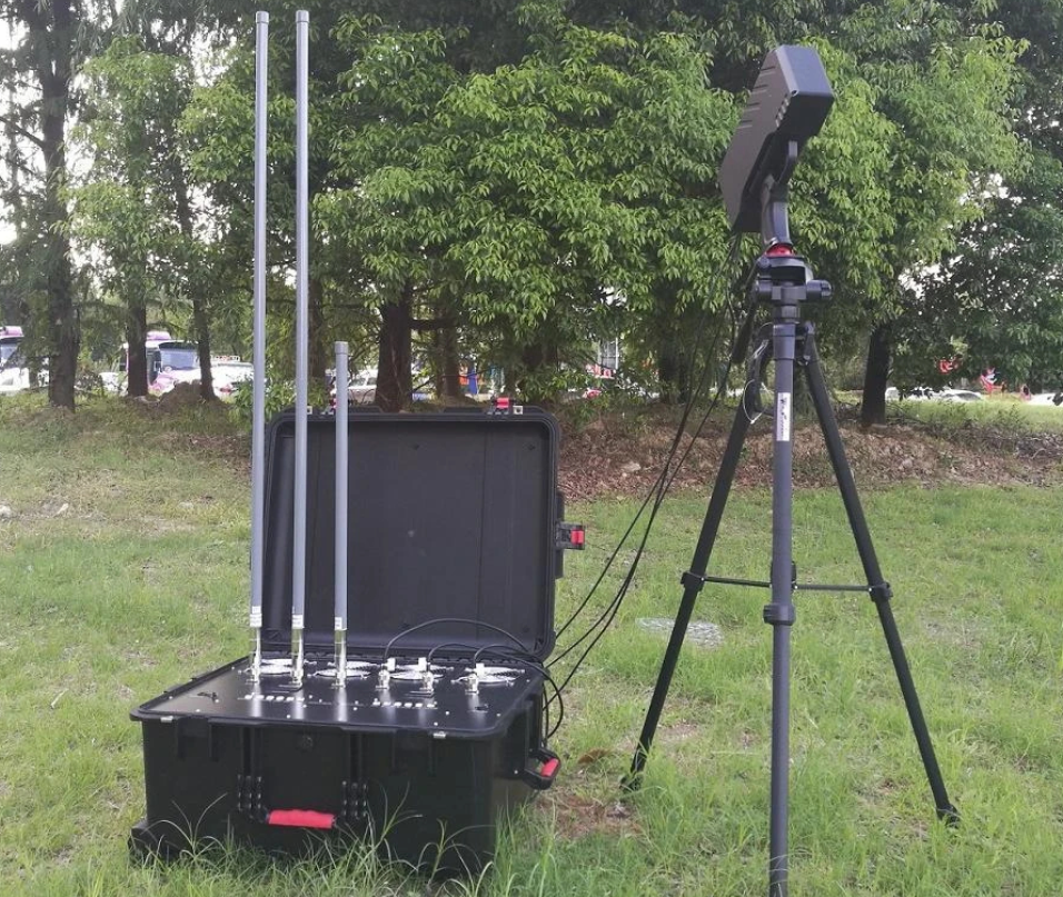 mobili anti dronų aptikimo ir trikdymo sistema su antenomis ir trikojyje montuojamu moduliu