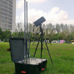 anti dronų stebėjimo sistema lauko sąlygomis su antenų moduliu ir trikojyje montuojamu įrenginiu