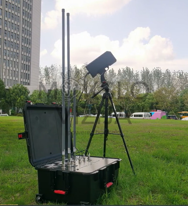 anti dronų stebėjimo sistema lauko sąlygomis su antenų moduliu ir trikojyje montuojamu įrenginiu