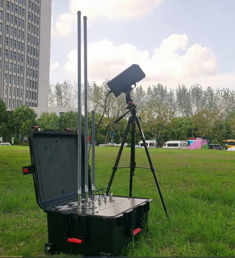 anti dronų stebėjimo sistema lauko sąlygomis su antenų moduliu ir trikojyje montuojamu įrenginiu