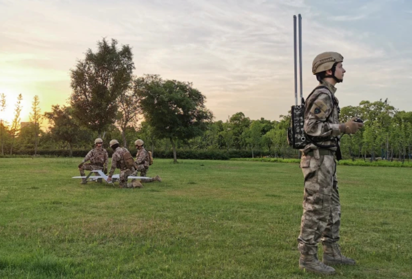 kuprinės tipo anti dronų sistema naudojama lauko operacijoje dronų neutralizavimui