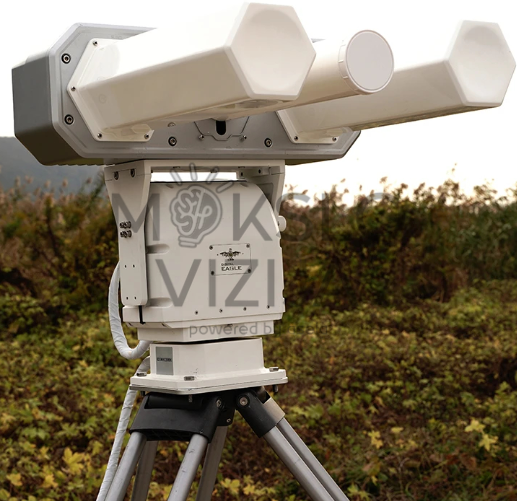 kryptinė dronų aptikimo antena ant trikojo stebėjimo sistemai