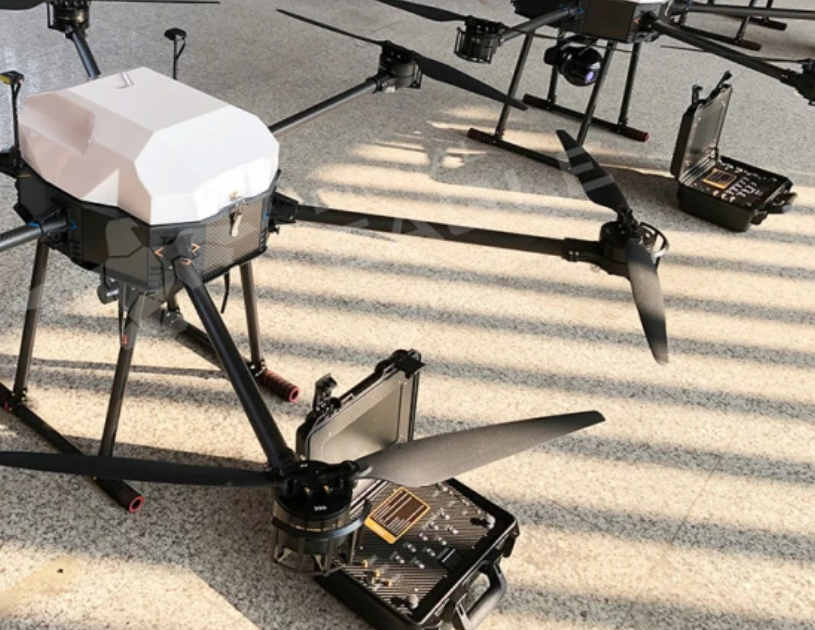 profesionalus dronų komplektas su transportavimo įranga inspektavimo darbams