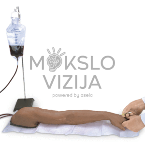 Medicininė treniruočių ranka prijungta prie skysčių maišelio, naudojama venipunktūros ir intraveninių procedūrų praktikai