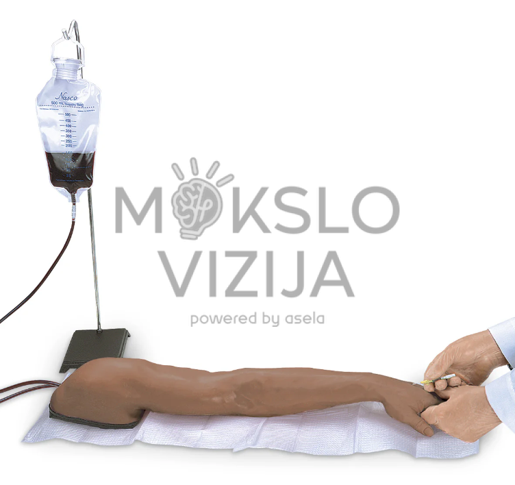 Medicininė treniruočių ranka prijungta prie skysčių maišelio, naudojama venipunktūros ir intraveninių procedūrų praktikai