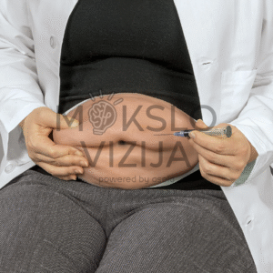 Rankomis laikomas pilvo treniruočių modelis, į kurį atliekama poodinė injekcija naudojant švirkštą