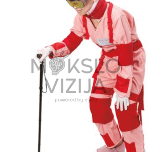 Asmuo dėvi senėjimo simuliacijos kostiumą su lazda, kuris riboja judesius ir imituoja vyresnio amžiaus žmogaus būklę