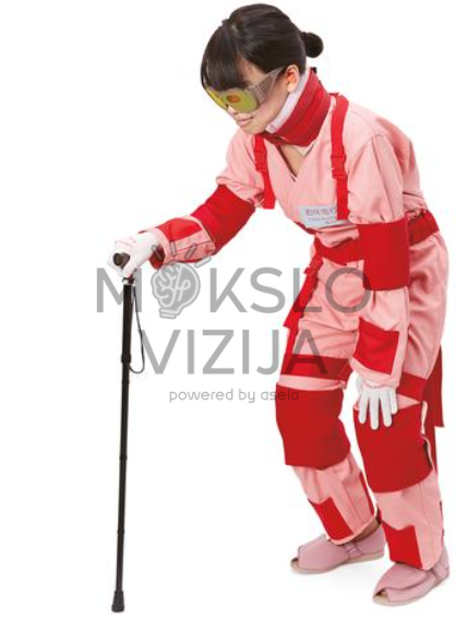 Asmuo dėvi senėjimo simuliacijos kostiumą su lazda, kuris riboja judesius ir imituoja vyresnio amžiaus žmogaus būklę