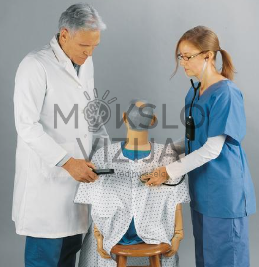 Medicinos personalas atlieka auskultaciją su geriatriniu manekenu, sėdinčiu ant kėdės su ligoninės drabužiais