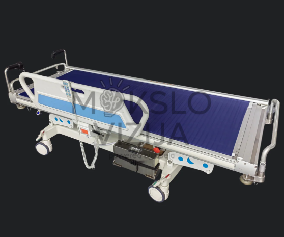 Elektrinė medicininė lova su mėlyna slydimo platforma ir ratukais, skirta pacientų perkėlimui ligoninėse ir slaugos įstaigose