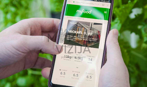 Telefonas su šiltnamio valdymo programėle rodantis augimo duomenis