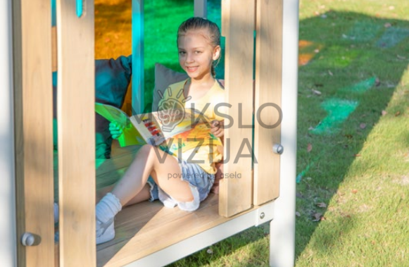 Modernus spalvotas vaikų žaidimų namelis su medine konstrukcija lauko erdvėje