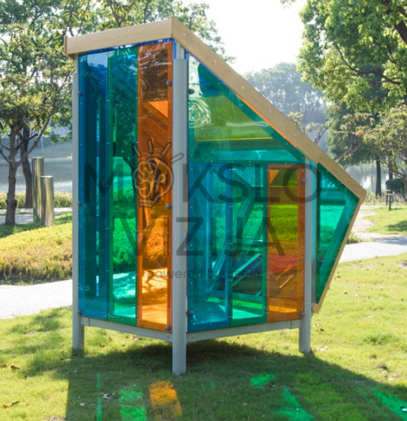 Vaikų lauko namelis su spalvotais permatomais sienų ir stogo elementais parke