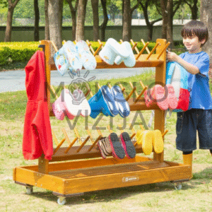 Mobilus medinis guminių batų laikymo vežimėlis su ratukais lauko erdvėje