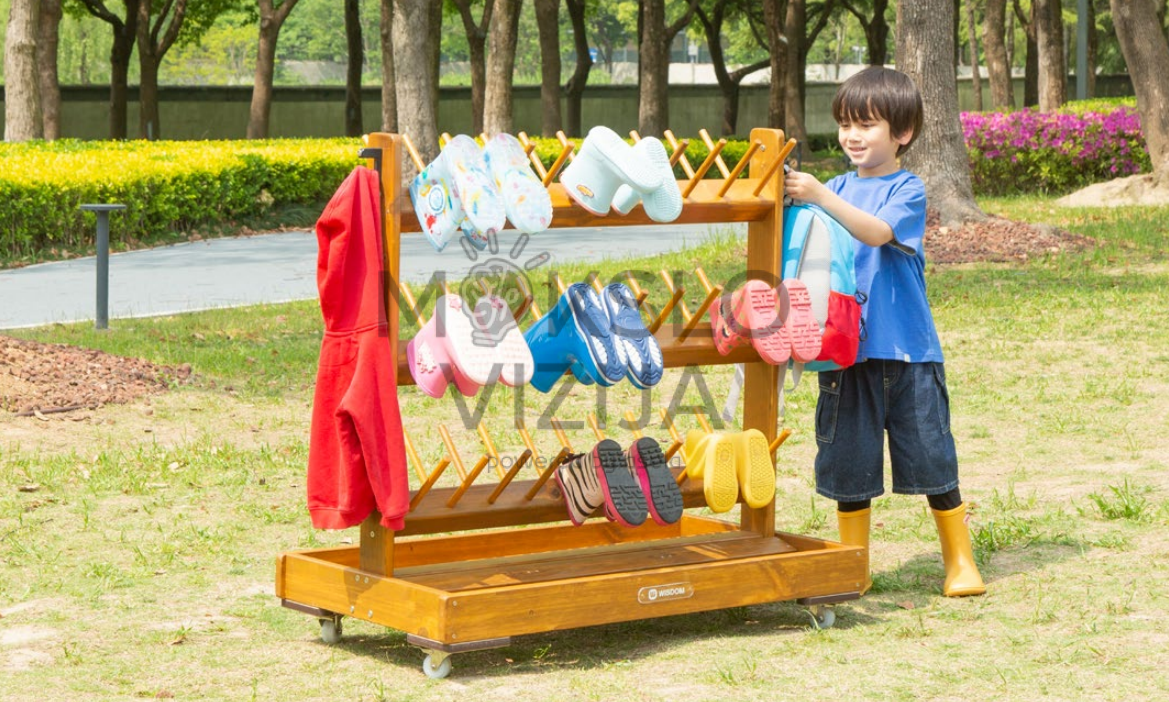 Mobilus medinis guminių batų laikymo vežimėlis su ratukais lauko erdvėje